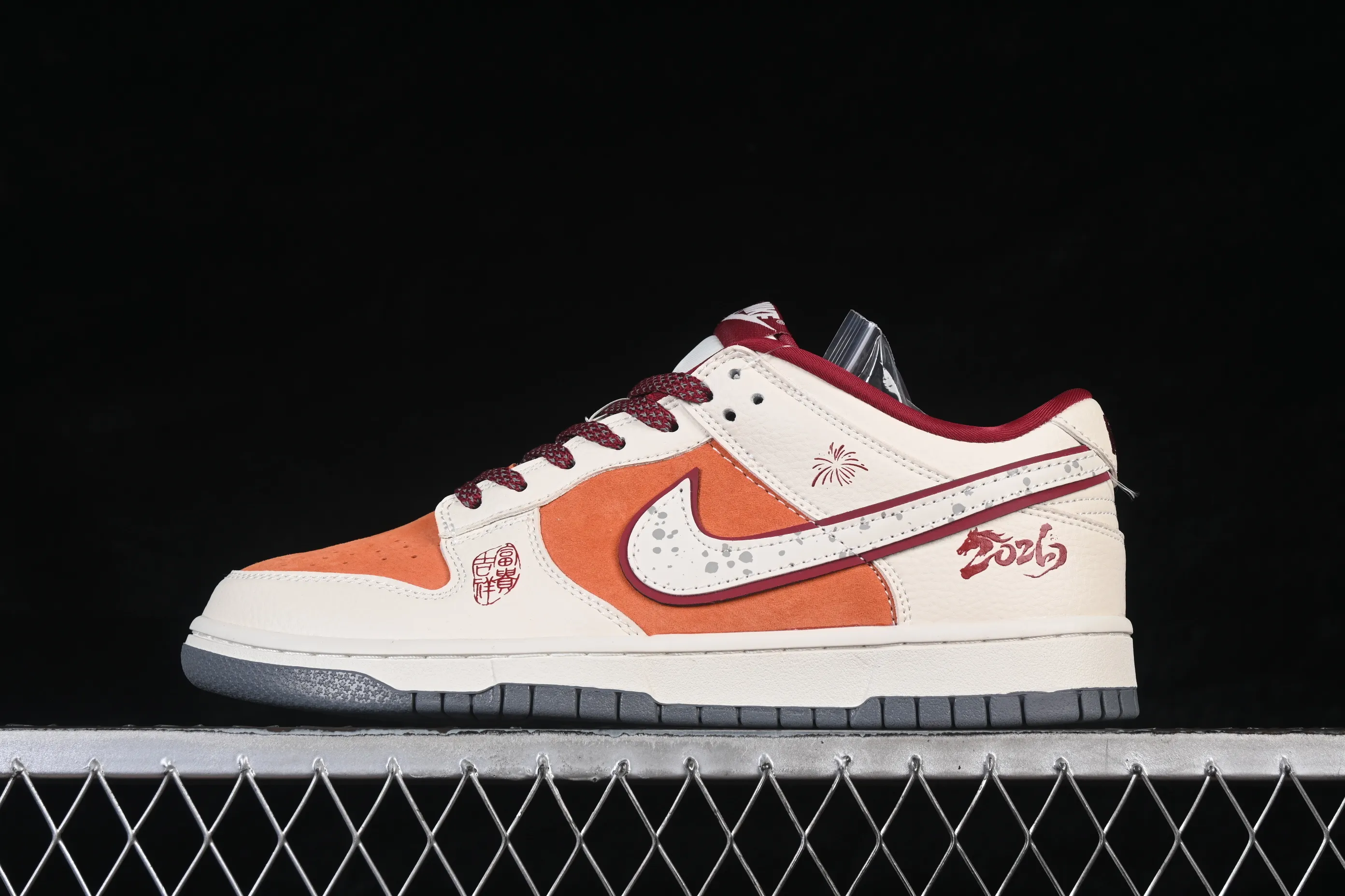 All categories Nk SB Dunk Series Nk SB Dunk Low High-end customized low-top sneakers Nike SB Dunk Low Limited to the Year of the Horse Wealth and auspiciousness High-end customized low-top casual sneakers MN1688-116